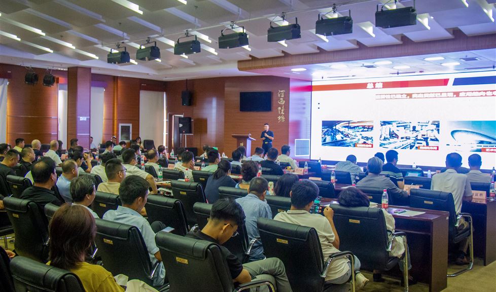 天津市《現(xiàn)代建筑金屬屋面防水防護(hù)技術(shù)培訓(xùn)與研討會(huì)》成功舉行，西牛皮自融合型特種功能防護(hù)膜助力天津鋼結(jié)構(gòu)行業(yè)高質(zhì)量發(fā)展